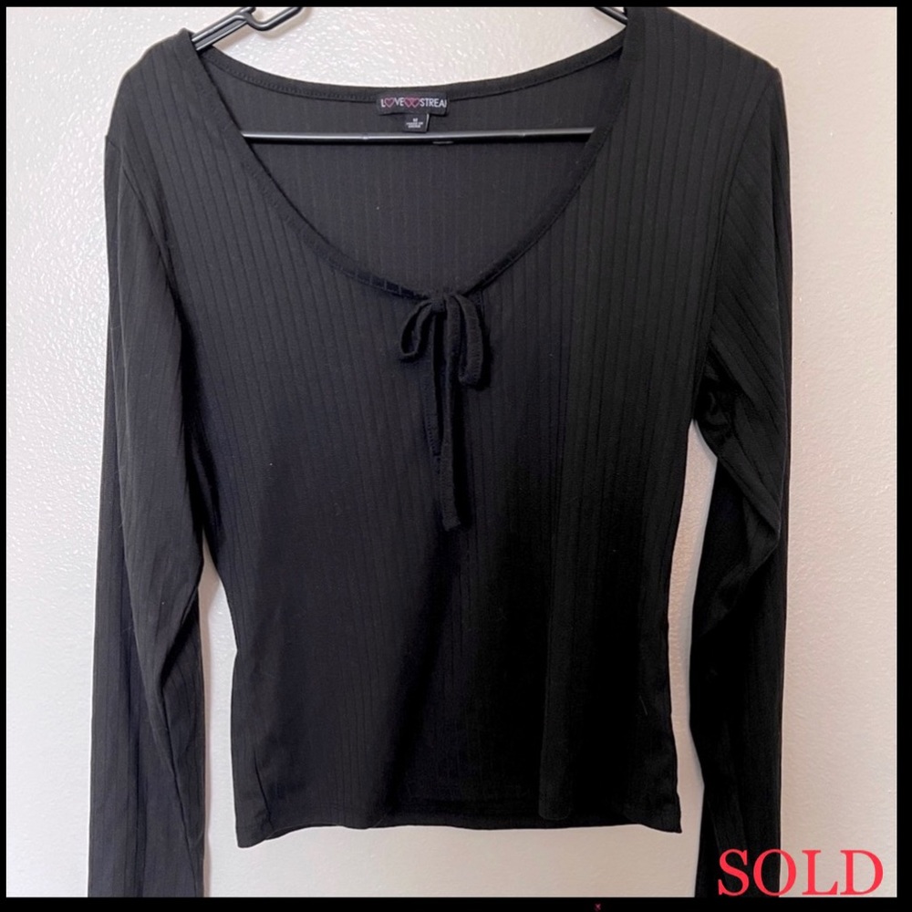 Black ribbed keyhole top
